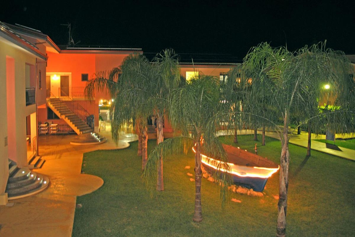 Club Esse Aquilia Beach Village Badolato Marina Екстериор снимка