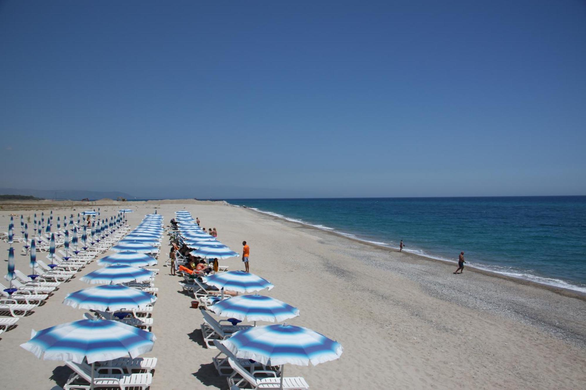 Club Esse Aquilia Beach Village Badolato Marina Екстериор снимка