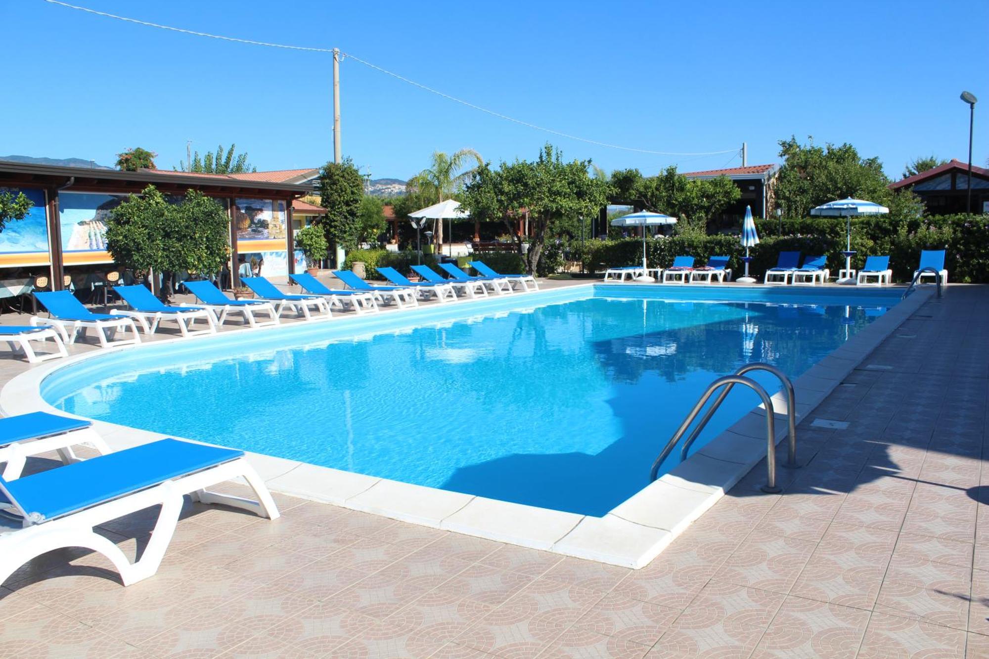 Club Esse Aquilia Beach Village Badolato Marina Екстериор снимка