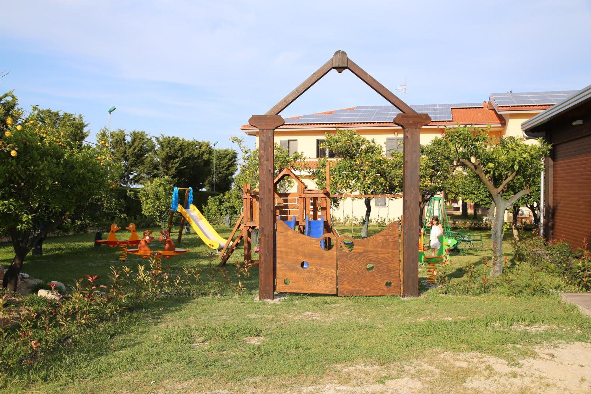 Club Esse Aquilia Beach Village Badolato Marina Екстериор снимка